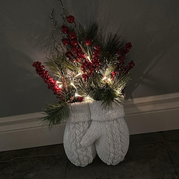 🌲Light Up Mittens Christmas Decor - Picture 5 of 9